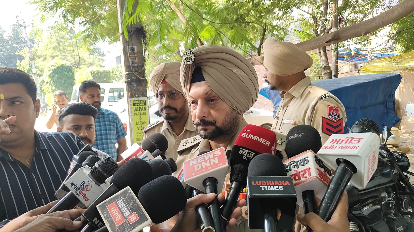 लुधियाना के मॉडल टाउन में इमिग्रेशन ऑफिस पर फायरिंग, बाइक सवार दो युवक CCTV में कैद
