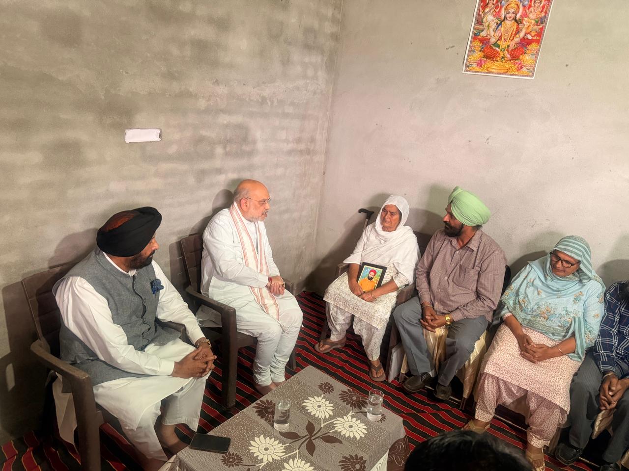 Amit Shah Visit Punjab: बटाला के गांव माड़ी पन्नुआं पहुंचे गृहमंत्री अमित शाह, विक्रमजीत के परिवार से की मुलाकात, देखें Live