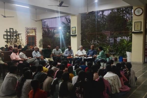 मेहंदी के रंगों से संवरेगा करवाचौथ, बेटियों को मिलेगा स्वावलंबन का मंच