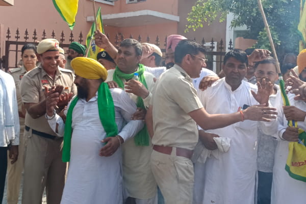 एमएसपी और भुगतान को लेकर किसानों का आक्रोश, पुलिस से हुई धक्का-मुक्की
