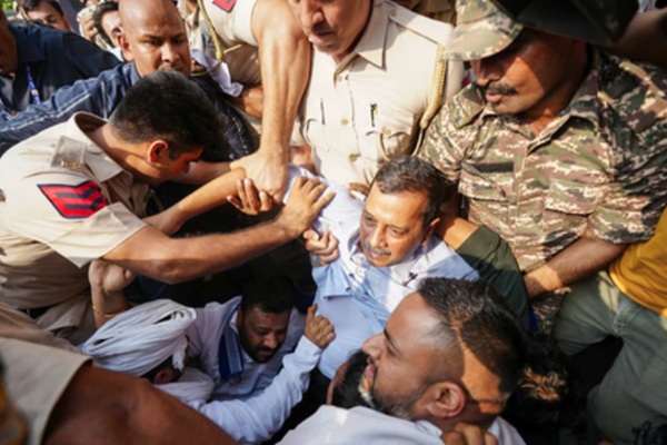 दिल्ली में अरविंद केजरीवाल समेत AAP के कई नेता हिरासत में, चंडीगढ़ में मनीष सिसोदिया भी गिरफ्तार
