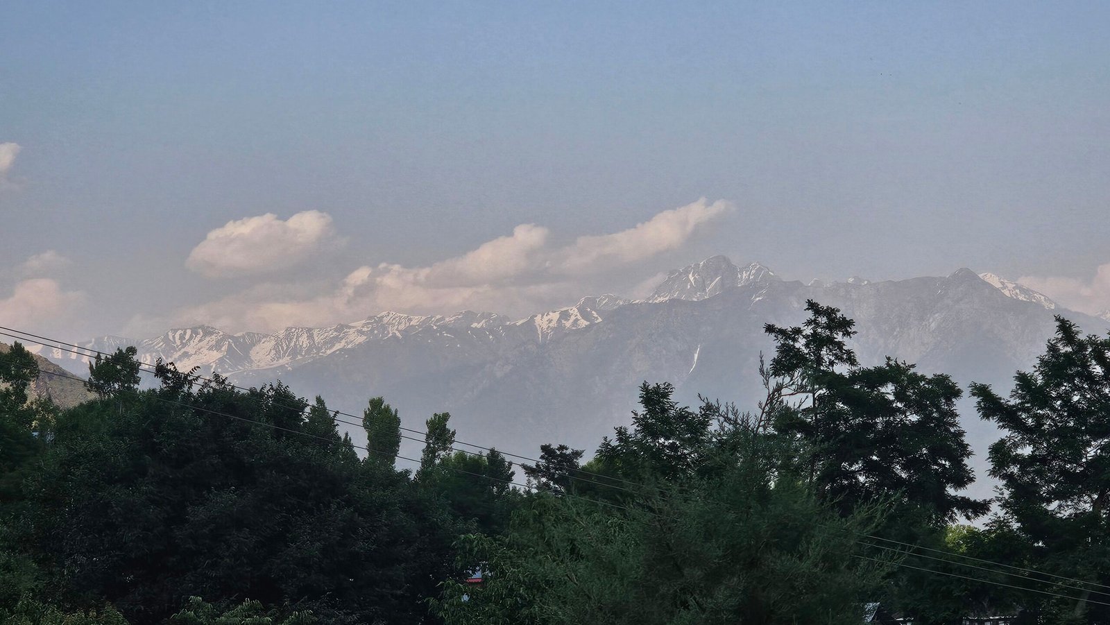 कश्मीर में माता-पिता ने बदलते मौसम के बीच स्कूलों का समय सुबह 10 बजे करने की मांग की