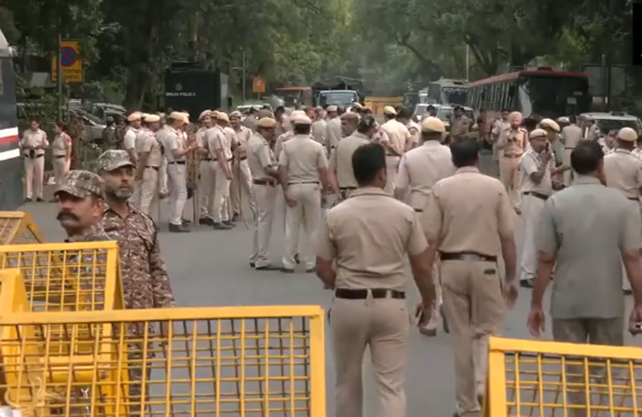 दिल्ली में खुले सभी मेट्रो स्टेशन, कई सड़कों से हटाया गया डायवर्जन, कनॉट प्लेस में भारी सुरक्षा बल तैनात