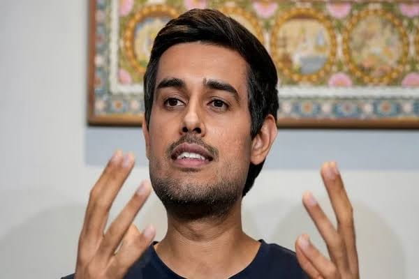 कोर्ट में पेश नहीं हुए ध्रुव राठी, लंदन में होने की दी जानकारी