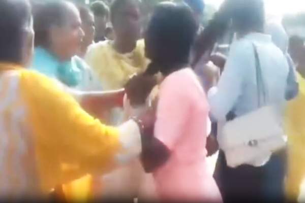 Jalandhar: जालंधर बस स्टैंड पर पर्स चुराती महिलाएं काबू, जमकर की छित्तर परेड