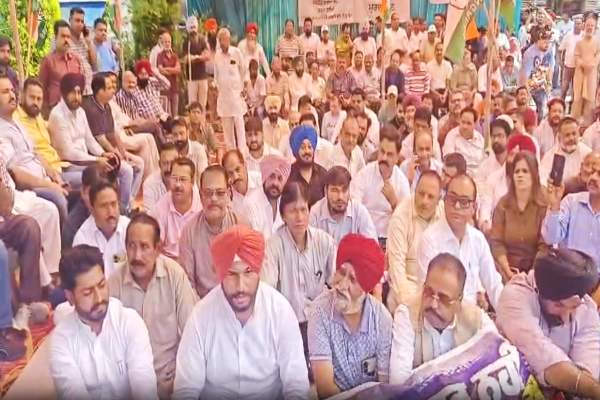 जालंधर नगर निगम के खिलाफ कांग्रेस का प्रदर्शन, भ्रष्टाचार के आरोप लगाकर जांच की मांग