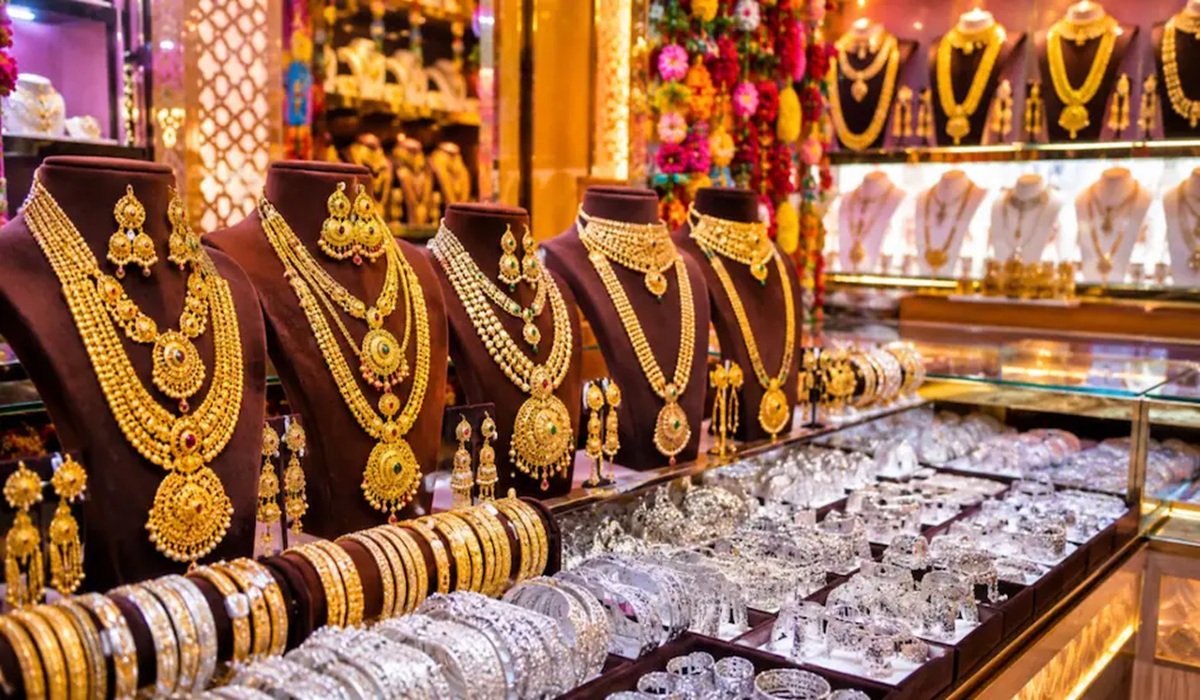 Gold Silver Prices: सोना लगातार पांचवें दिन फिसला, चांदी 1.95 लाख के नीचे… चेक करें लेटेस्ट रेट