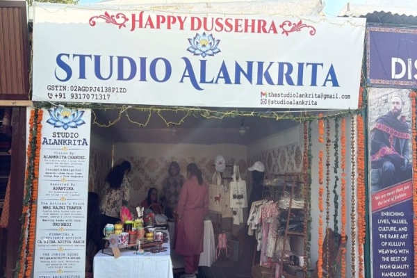 दशहरा उत्सव में 14 साल की लड़की ने लगाया स्टॉल, हिमाचल की संस्कृति कला को घर-घर तक पहुंचा रही अलंकृता