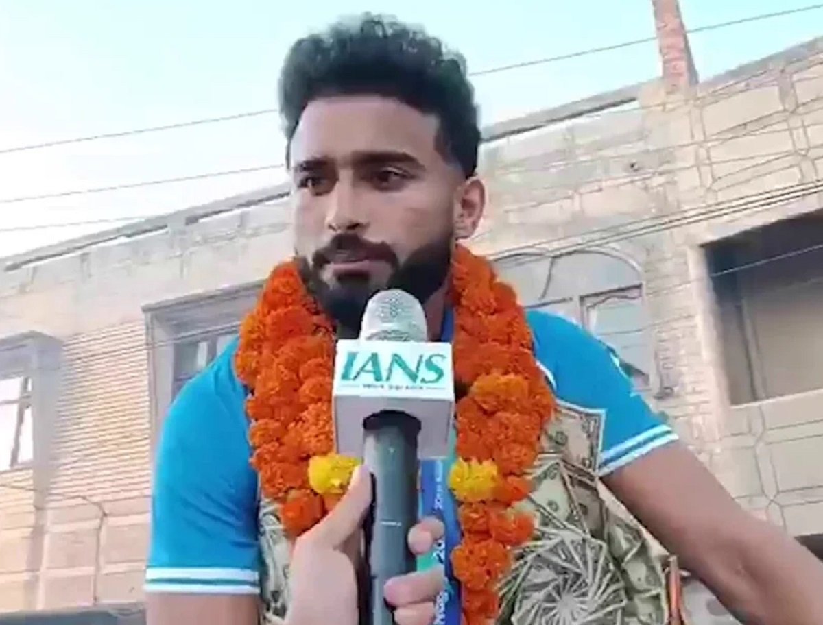 जालंधर: Gold Medal जीतने के बाद लौटे हॉकी खिलाड़ी सुखजीत, आतिशबाजी और ढोल से हुआ स्वागत