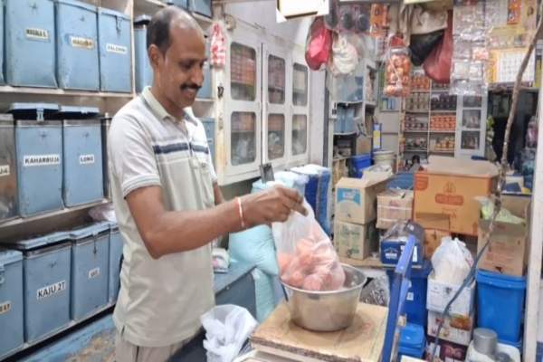 मोगा: त्योहारों के सीजन में महंगाई की मार, चीनी ने बिगाड़ा रसोई का बजट