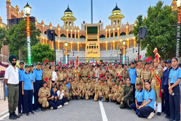 अटारी-वाघा बॉर्डर पर NCC कैडेट्स ने देखी रिट्रीट सेरेमनी, देशभक्ति के रंग में रंगा माहौल
