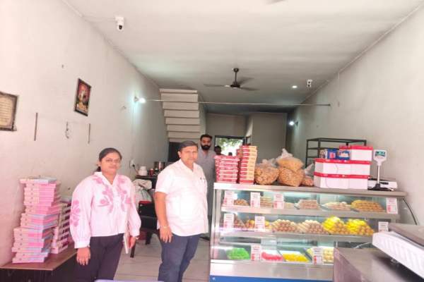 दिवाली से पहले लुधियाना में फूड सेफ्टी टीम की छापेमारी, 7 खाद्य सैंपल लिए, मिठाई की दुकान और रेस्टोरेंट के चालान कटे