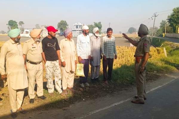 मोगा में पराली जलाने के खिलाफ पुलिस की पहल, गांव मीनियां और मल्लेआणा में किसानों को किया जागरूक