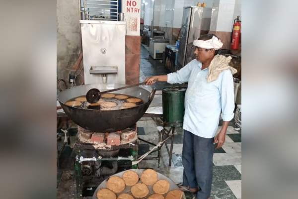 करवा चौथ को लेकर हलवाइयों ने तेज की तैयारी, मट्ठियां बनाने में जुटे कारीगर