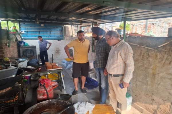 निहाल सिंह वाला में मिठाई की दुकानों पर फूड सेफ्टी विभाग की छापेमारी, 3 सैंपल भरे