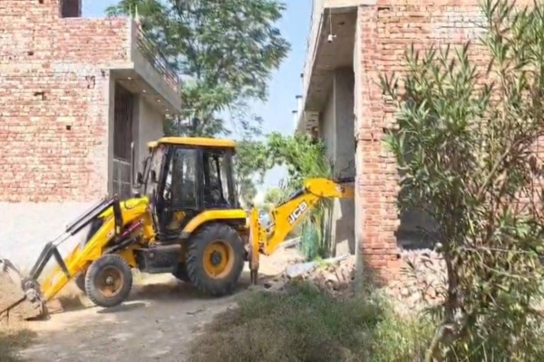 मोगा: नशा तस्करी से जुड़े आरोपी की संपत्ति पर चला बुलडोजर