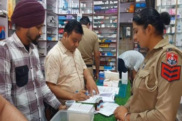 निहाल सिंह वाला में मेडिकल स्टोरों पर ड्रग इंस्पेक्टर की छापेमारी, एक दुकान से प्रतिबंधित दवाइयां बरामद