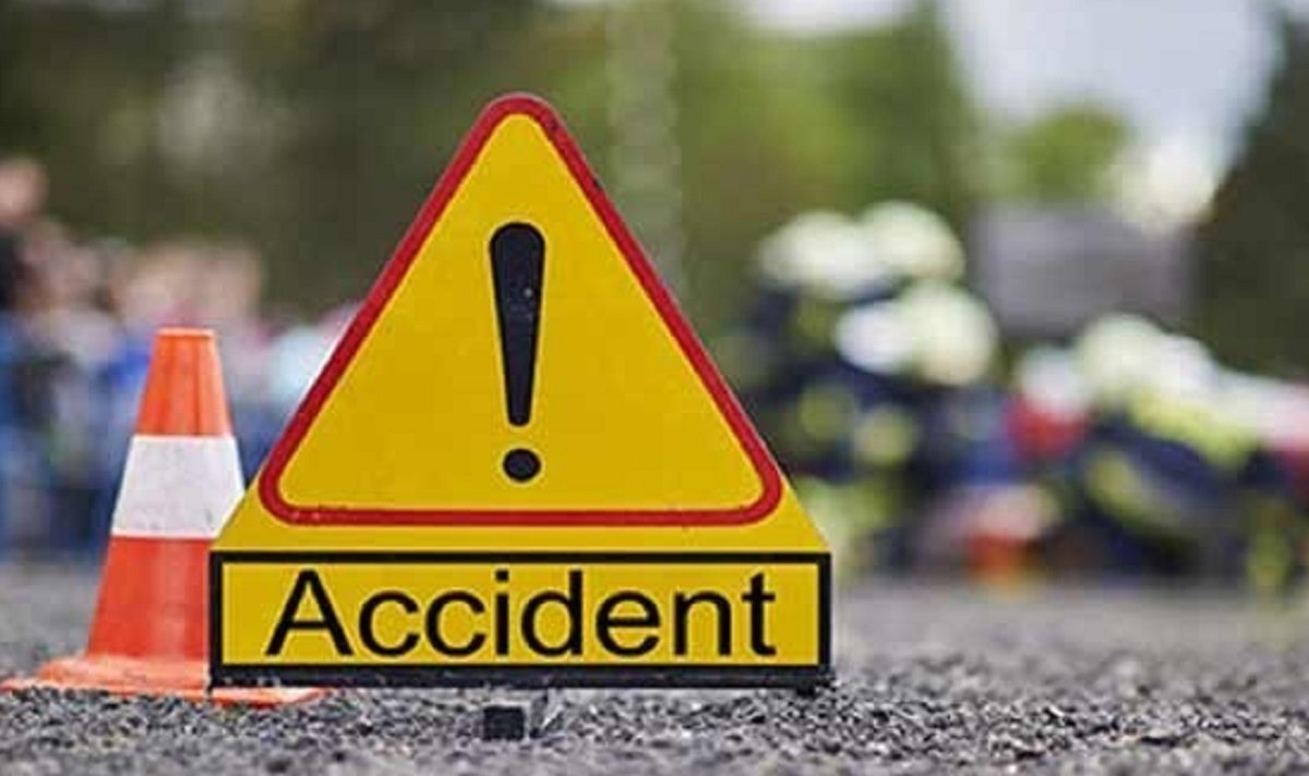 तेज रफ्तार पिकअप ने हाईवे डिवाइडर पार कर कार को मारी टक्कर, कई लोग घायल