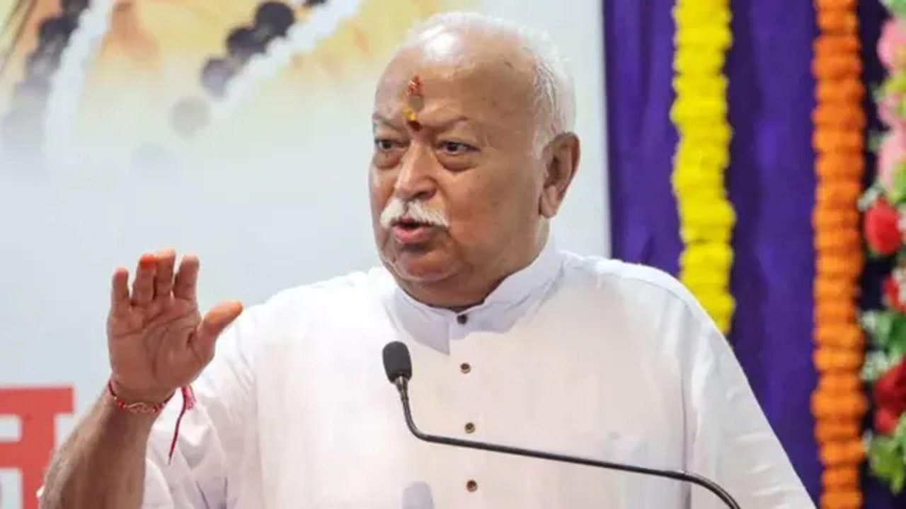 विजयादशमी समारोह में बोले मोहन भागवत, भारत को मजबूत बनाने के लिए अपनी पहचान समझना जरूरी