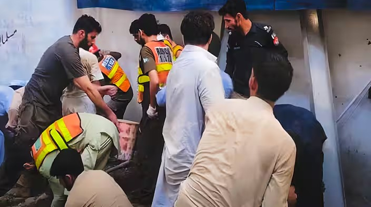 पाकिस्तान में बड़ा हादसा: स्कूल की छत गिरने से 29 बच्चों समेत 30 की मौत, दर्जनों से ज्यादा घायल