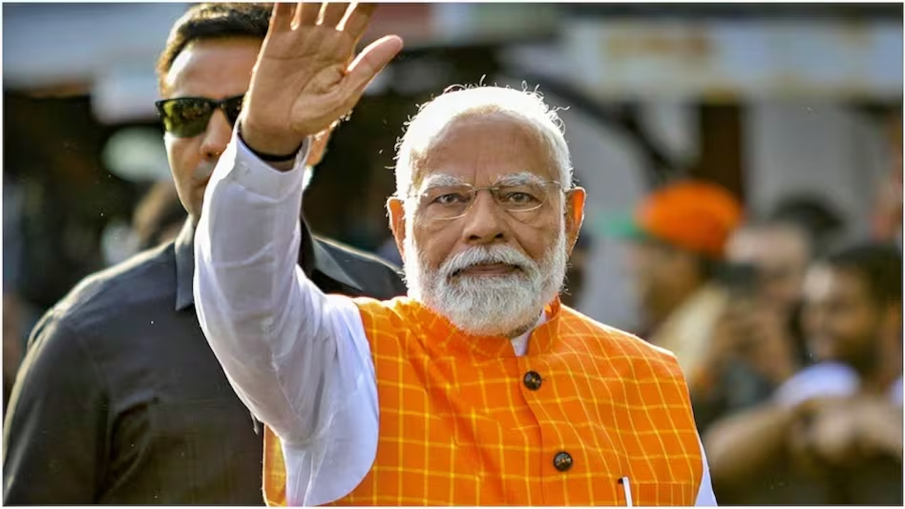 PM मोदी वाराणसी पहुंचे, 150 करोड़ की अरविंद टेक्सटाइल्स इकाई का करेंगे उद्घाटन