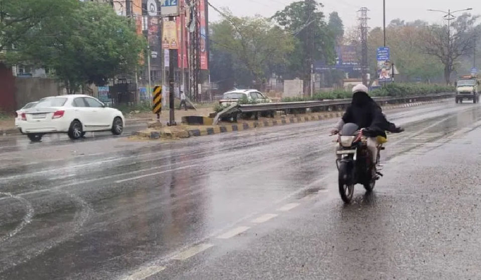 जालंधर में तेज हवाओं के साथ बारिश शुरू, मौसम में बढ़ी ठंडक