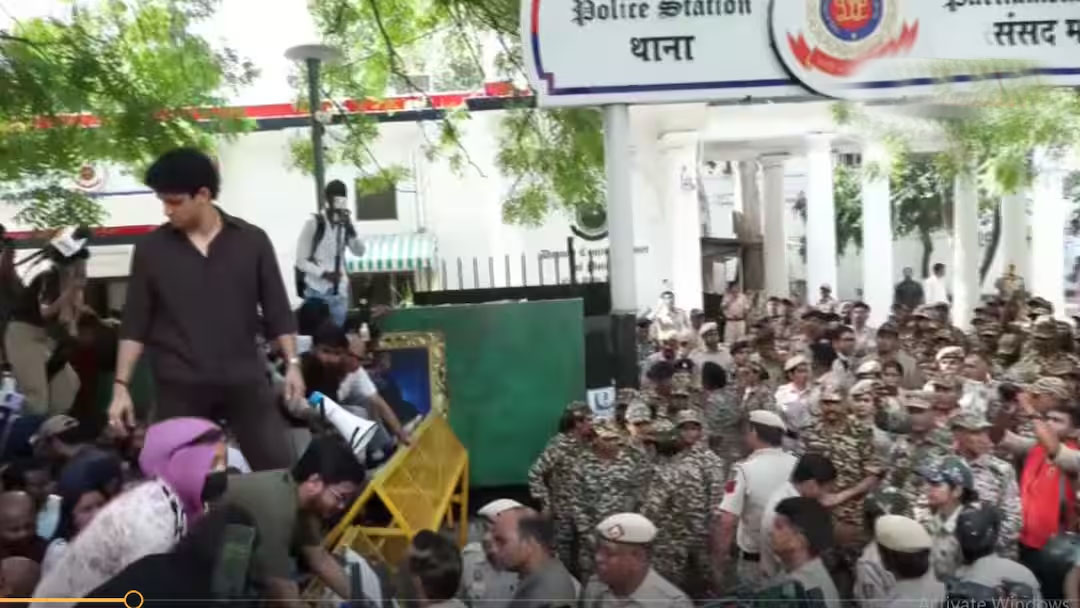 महिला पत्रकारों के यौन उत्पीड़न के आरोपों को लेकर संसद मार्ग थाने के बाहर प्रदर्शन