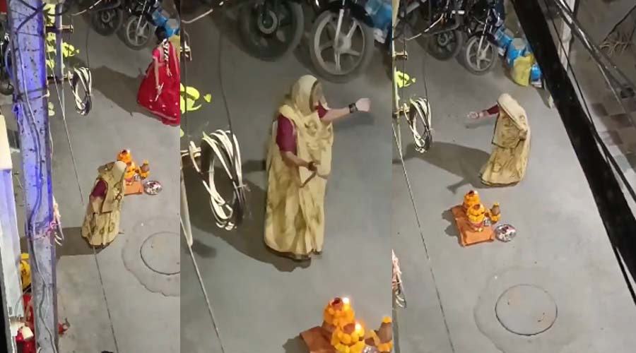 Viral Video: बीच सड़क पर अकेले गरबा करती दिखी महिला, भक्ति में डूबी नजर आईं, वीडियो ने जीता लोगों का दिल