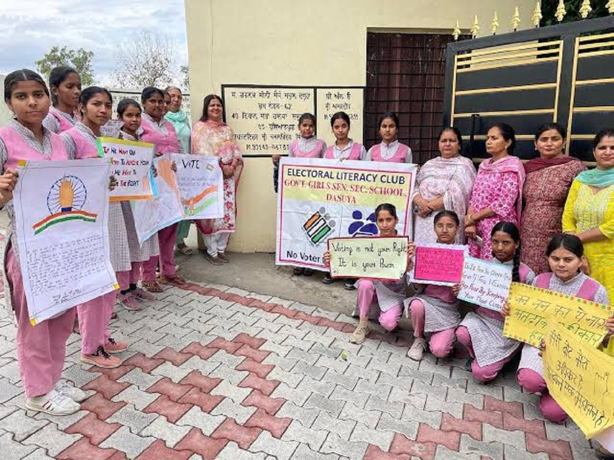 छात्राओं ने निकाली वोटर जागरूकता रैली, शहर के अलग-अलग बाजारों में वोट के महत्व के बारे में किया जागरूक