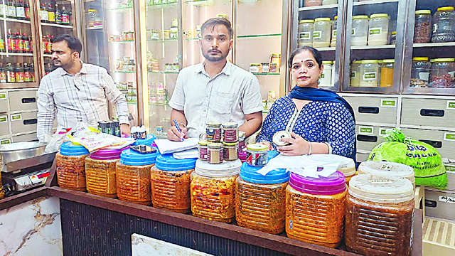 खाद्य सुरक्षा मानकों का उल्लंघन करने वालों को 21 सुधार नोटिस जारी, 6 चालान काटे